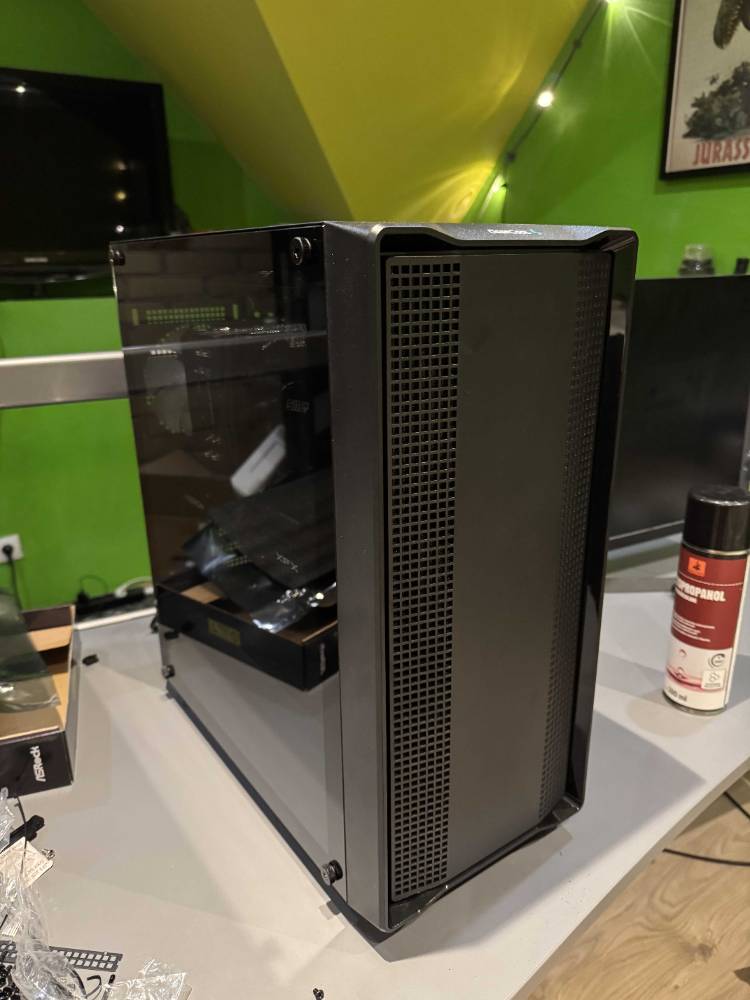 Czarna stacja PC w pokoju kreatywnym