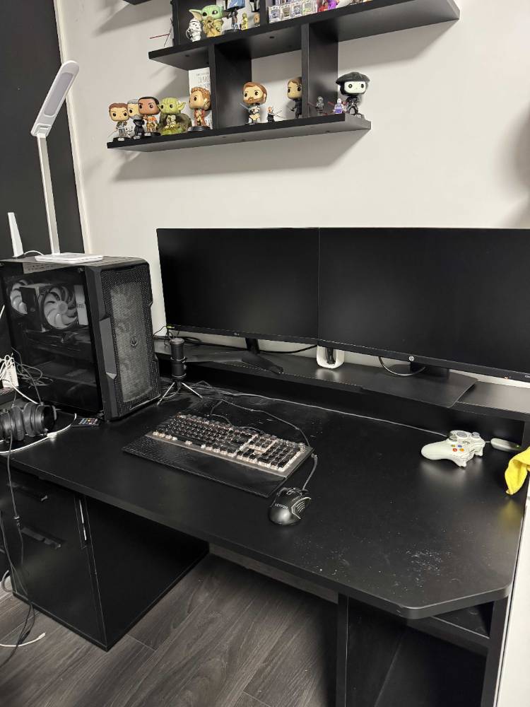 Stanowisko z PC i dwoma monitorami