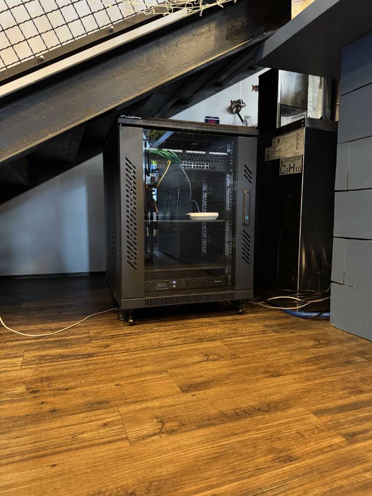 Szafa rack 19″ w lokalu