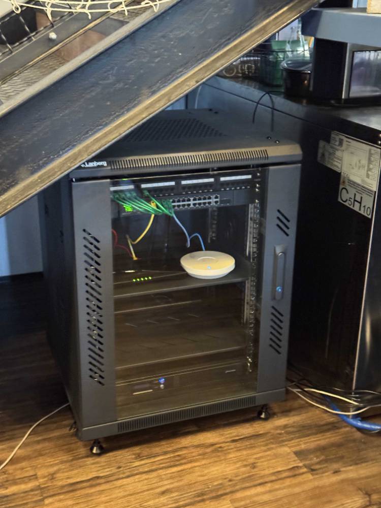 Szafa rack Lanberg ze switchem zarządzalnym