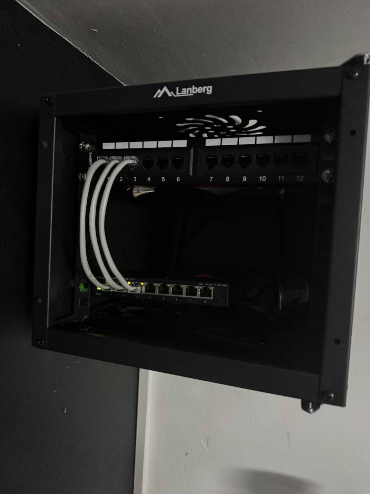 Patch panel z switchem