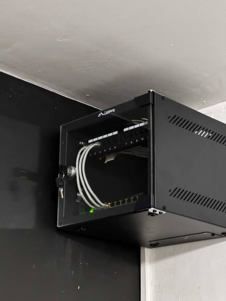 Naścienna szafa rack z patch panelem