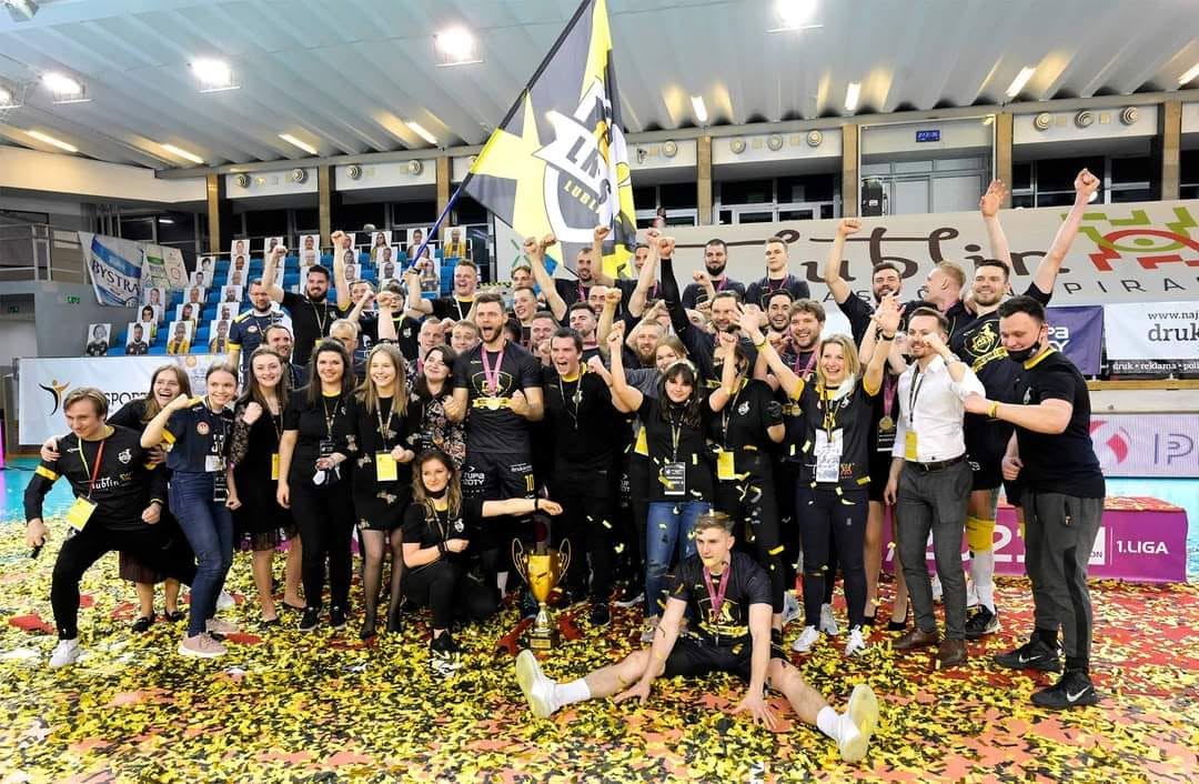The team, staff and volunteers of Bogdanka LUK Lublin celebrate the Tauron 1 Liga championship title among confetti in the arena